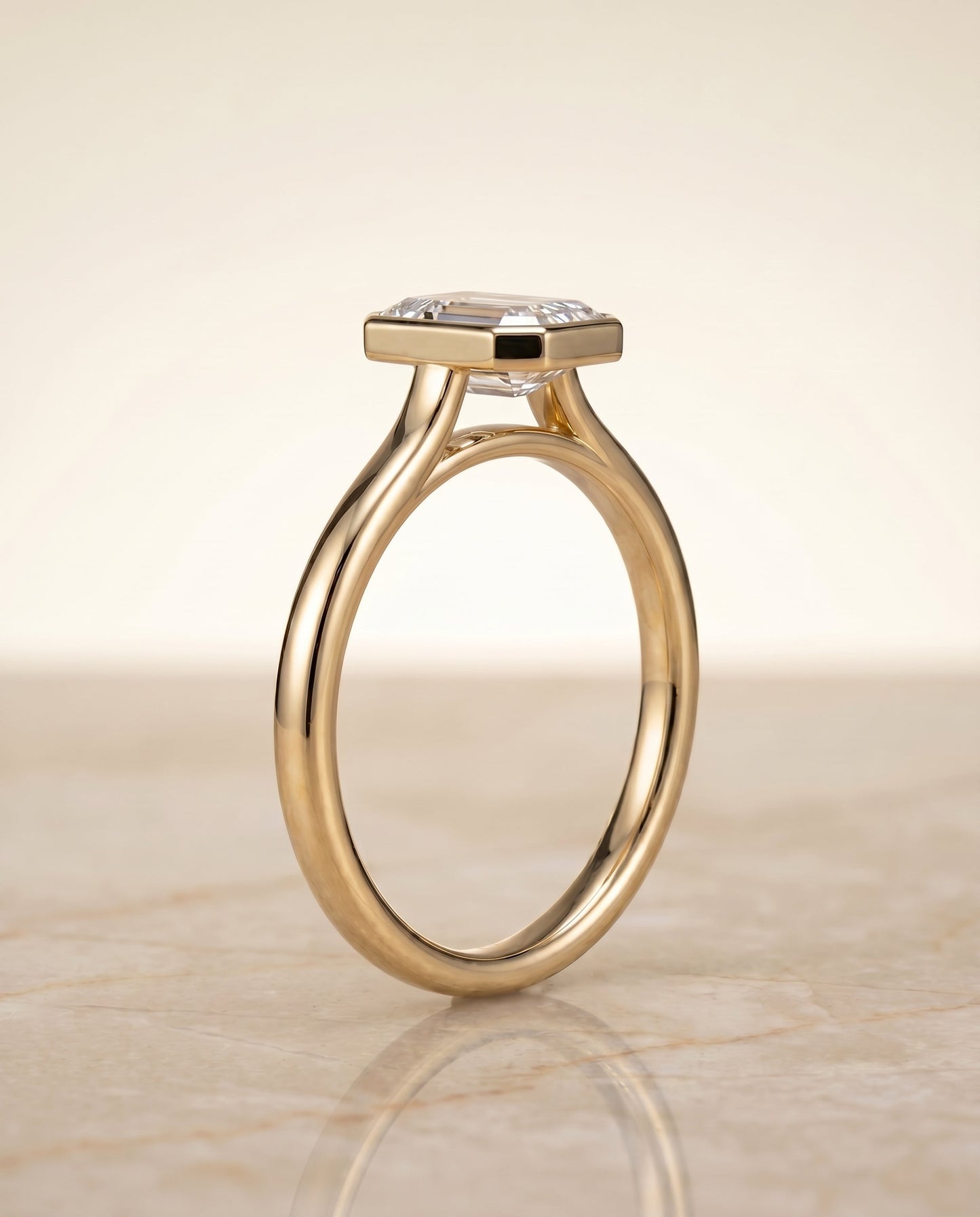 ตัวเรือนแหวนหมั้น Duran Bezel Solitaire สำหรับเพชรทรงมรกต ทองคำ 18K Yellow Gold