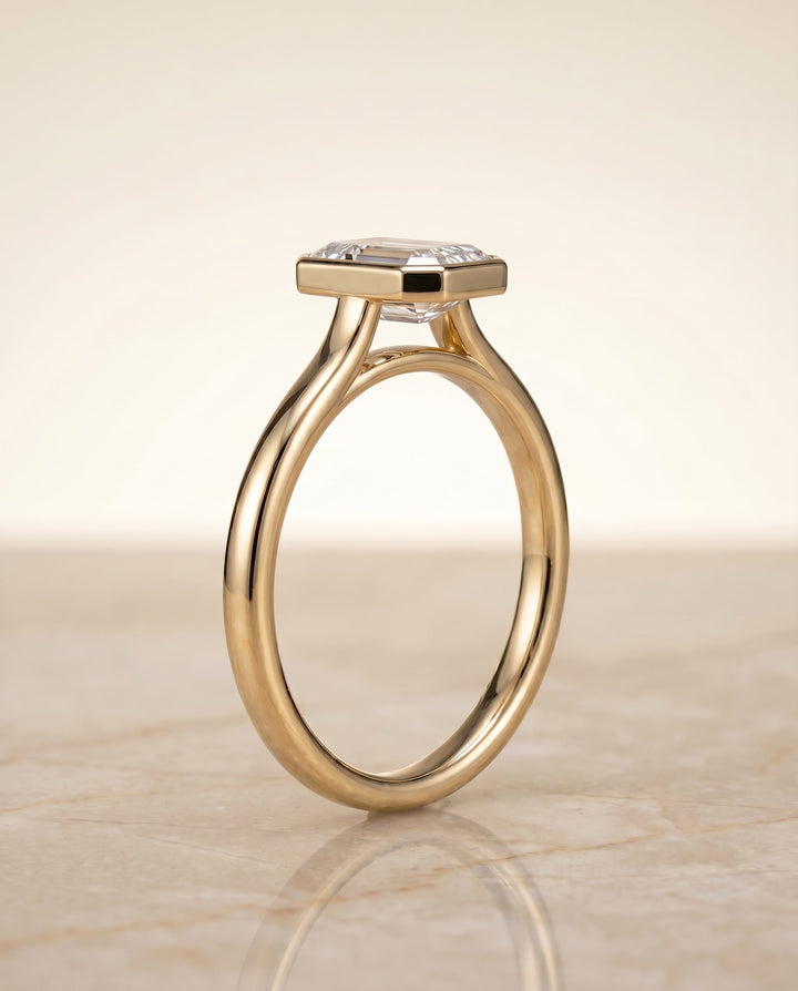 ตัวเรือนแหวนหมั้น Duran Bezel Solitaire สำหรับเพชรทรงมรกต ทองคำ 18K Yellow Gold