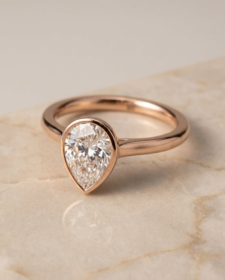 ตัวเรือนแหวนหมั้น Duran ทรงหยดน้ำ ฝังหุ้มขอบ ทองคำชมพู 14K จาก RockHer