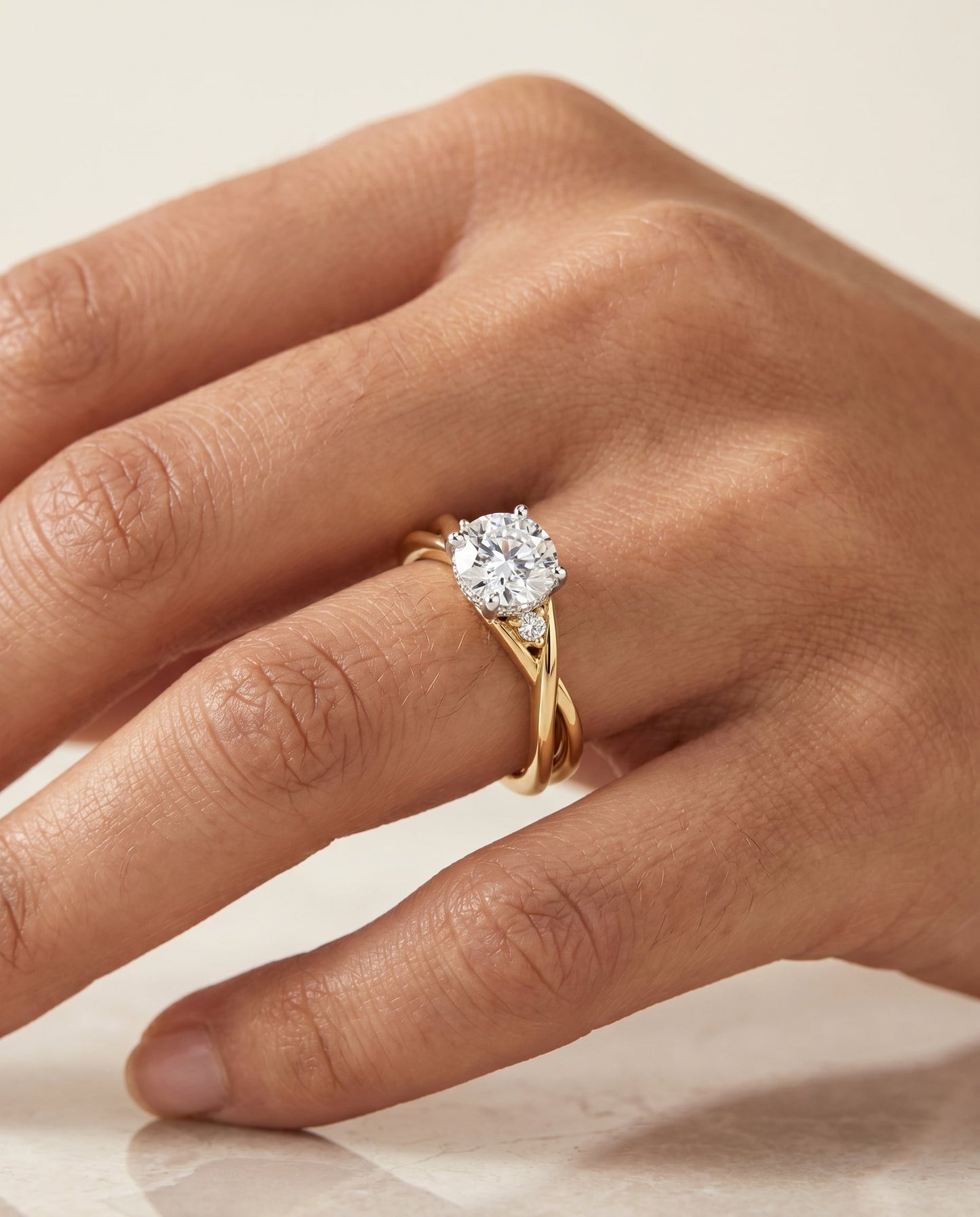 ตัวเรือนแหวนหมั้นเพชรทรงกลม Dusty Twisted Hidden Halo Solitaire ทำจากทองคำ 18K