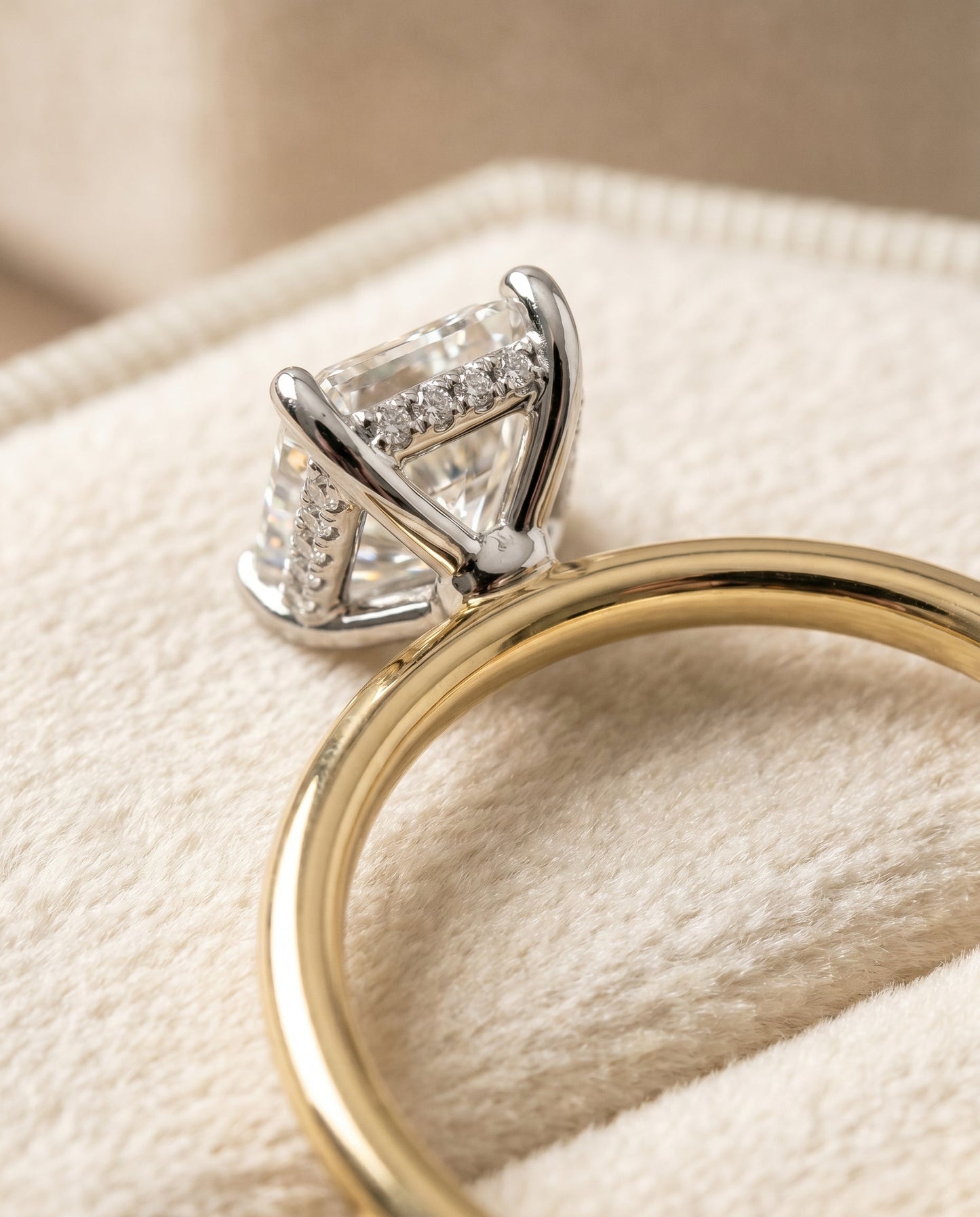 ตัวเรือนแหวนหมั้นเพชรเม็ดเดี่ยว Eartha Hidden Halo สำหรับเพชรทรง Radiant ทองคำ 18K Yellow Gold