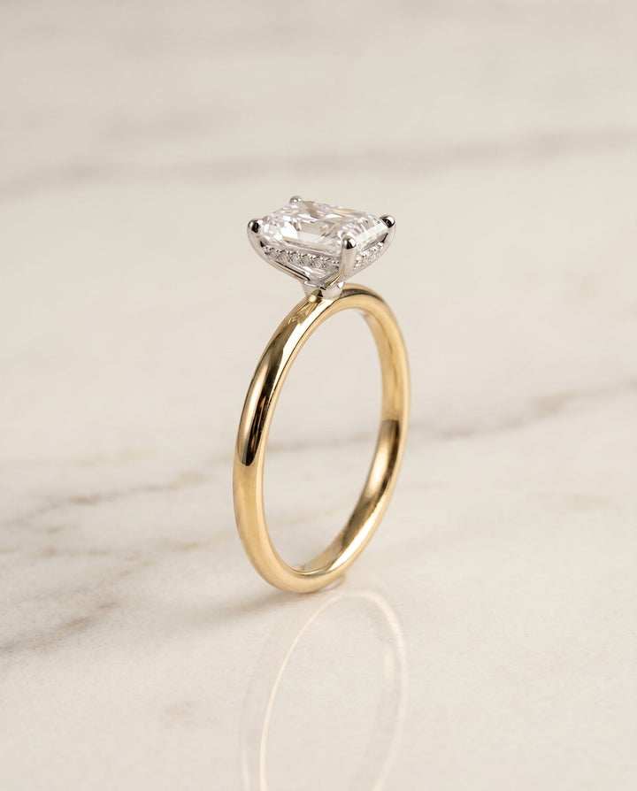 ตัวเรือนแหวนหมั้นเพชรเม็ดเดี่ยว Eartha Hidden Halo สำหรับเพชรทรง Radiant ทองคำ 18K Yellow Gold