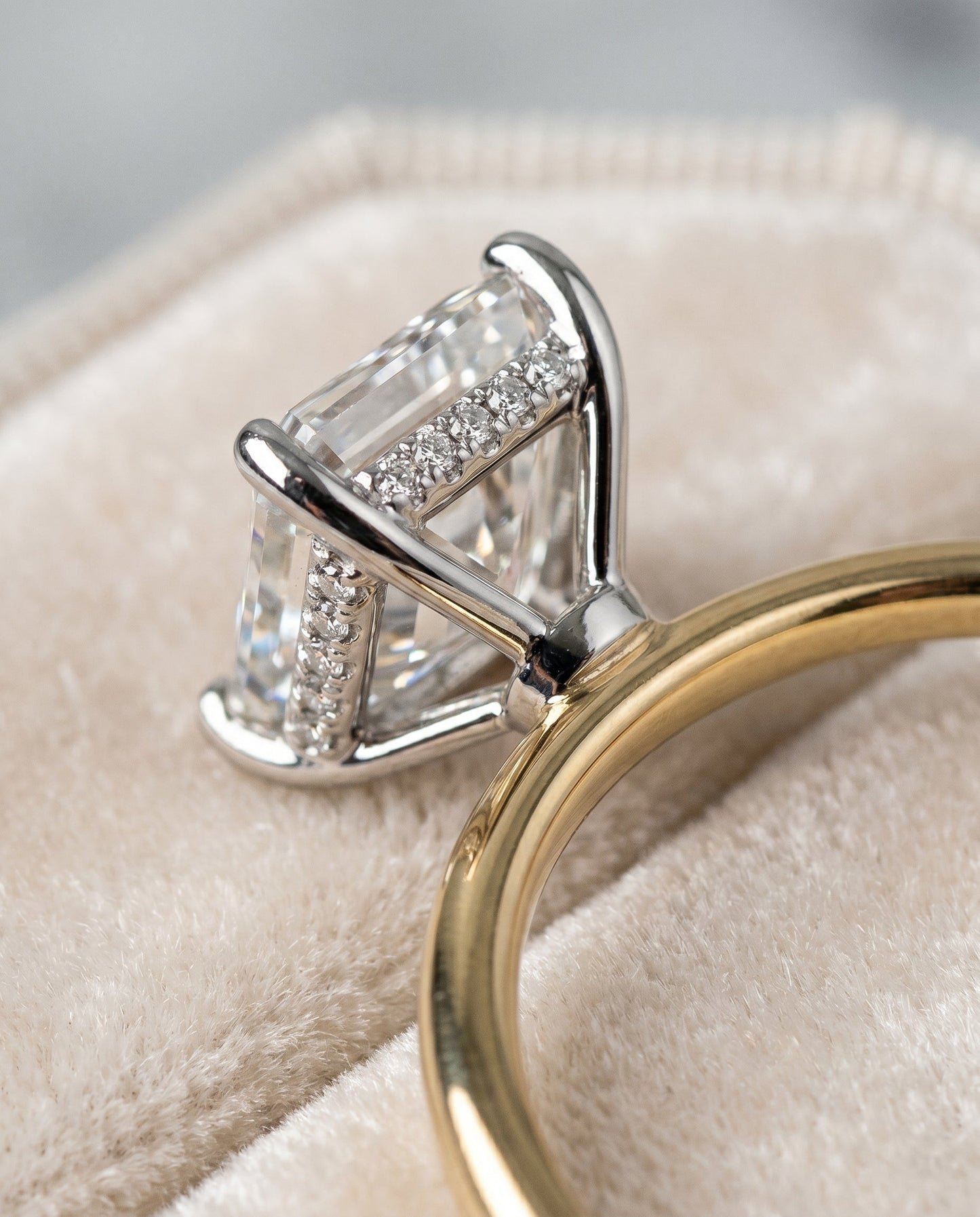 ตัวเรือนแหวนหมั้นเพชรเม็ดเดี่ยว Eartha Hidden Halo สำหรับเพชรทรงมรกต ทองคำ 18K Yellow Gold