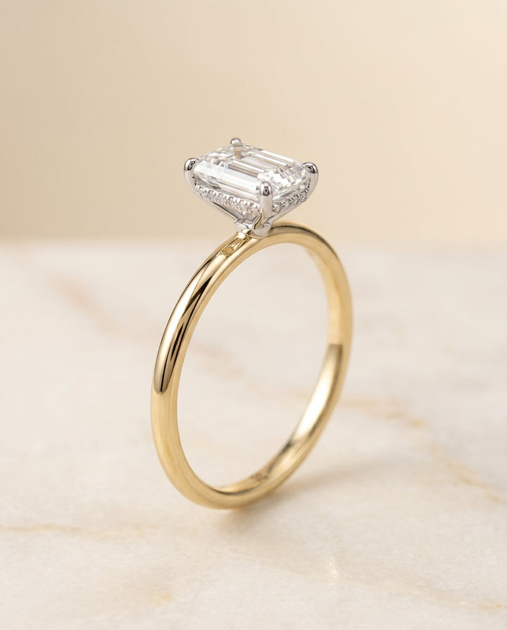 ตัวเรือนแหวนหมั้นเพชรเม็ดเดี่ยว Eartha Hidden Halo สำหรับเพชรทรงมรกต ทองคำ 18K Yellow Gold