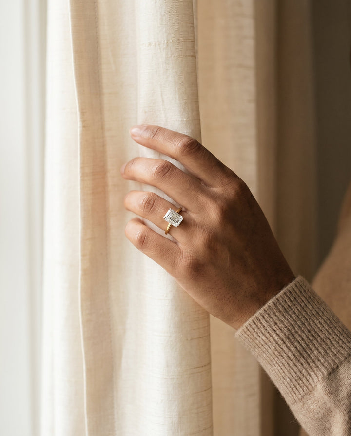 ตัวเรือนแหวนหมั้นเพชรเม็ดเดี่ยว Eartha Hidden Halo สำหรับเพชรทรงมรกต ทองคำ 18K Yellow Gold