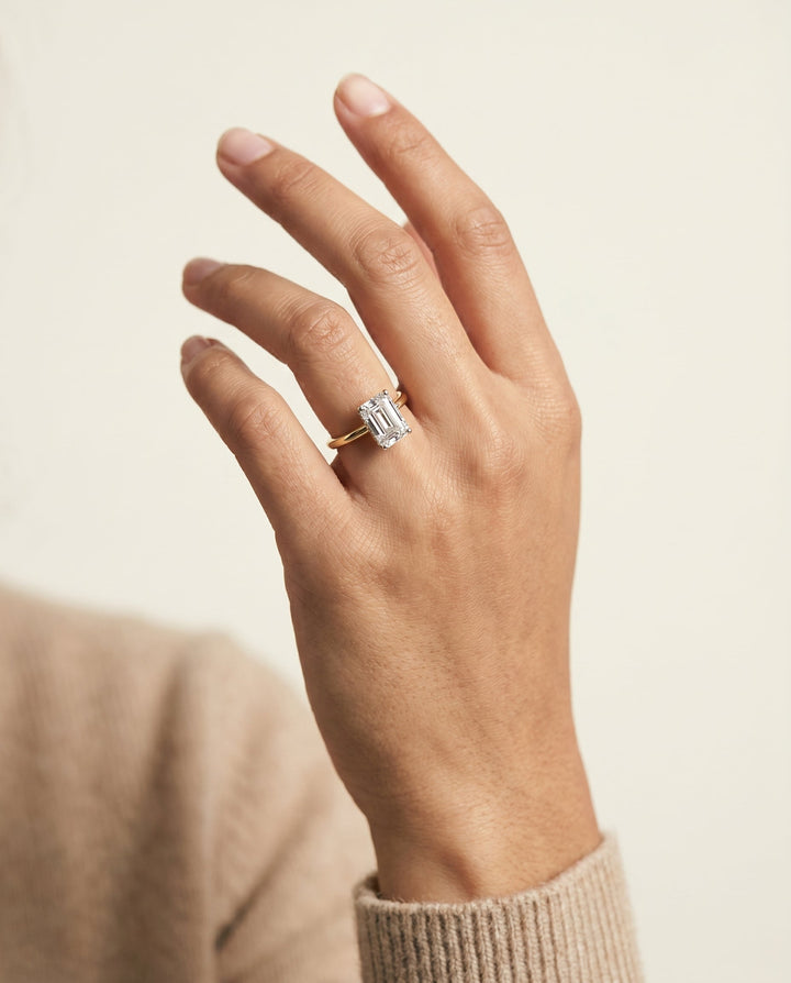 ตัวเรือนแหวนหมั้นเพชรเม็ดเดี่ยว Eartha Hidden Halo สำหรับเพชรทรงมรกต ทองคำ 18K Yellow Gold