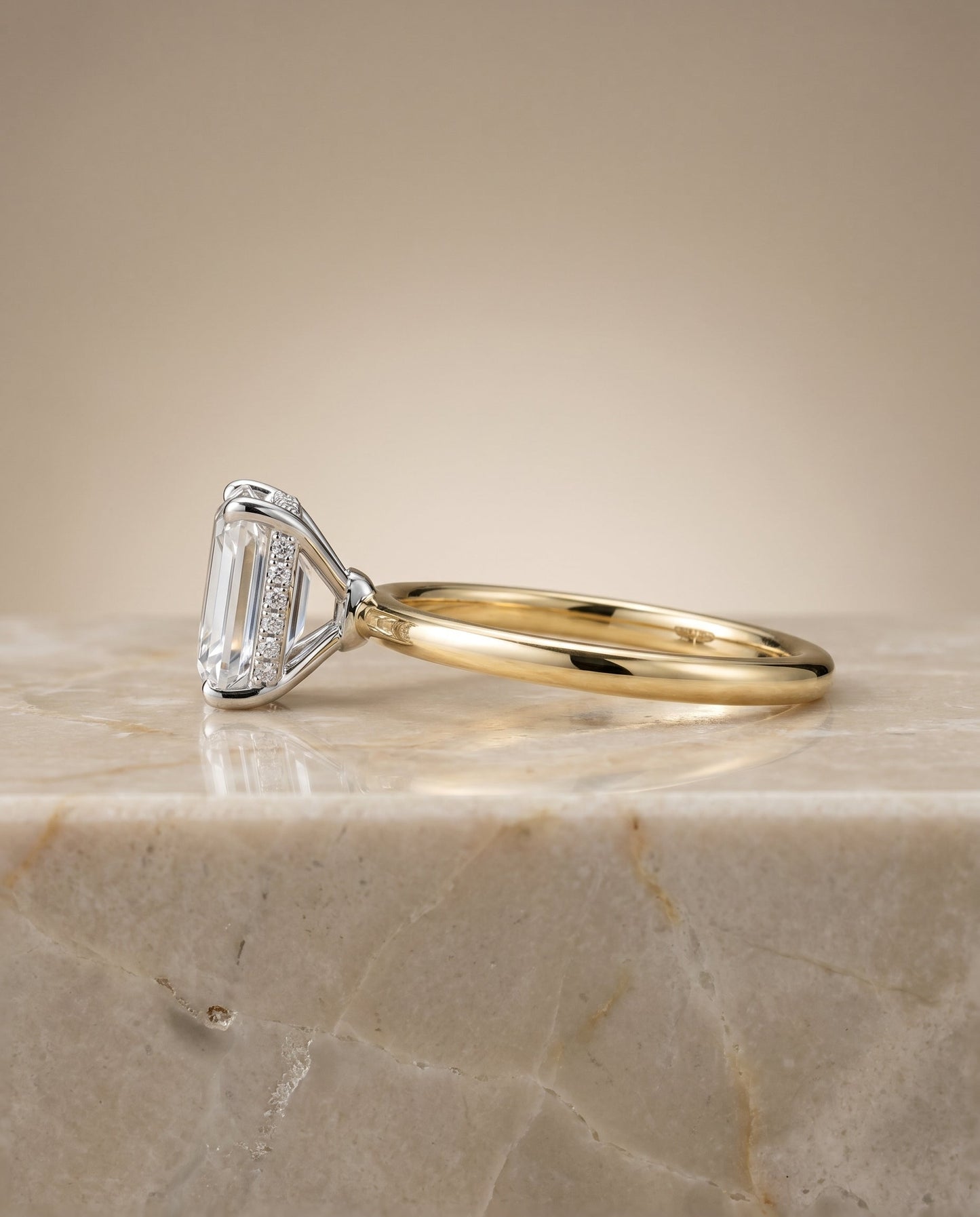 ตัวเรือนแหวนหมั้นเพชรเม็ดเดี่ยว Eartha Hidden Halo สำหรับเพชรทรงมรกต ทองคำ 18K Yellow Gold