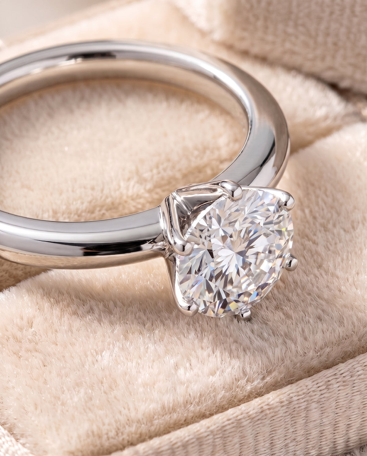 ตัวเรือนแหวนหมั้น Elsa ทรงกลม ฝังหนาม ทองคำขาว 18K จาก RockHer