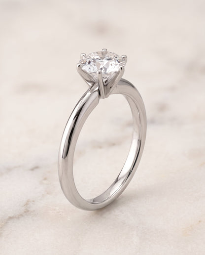 ตัวเรือนแหวนหมั้น Elsa ทรงกลม ฝังหนาม ทองคำขาว 18K จาก RockHer