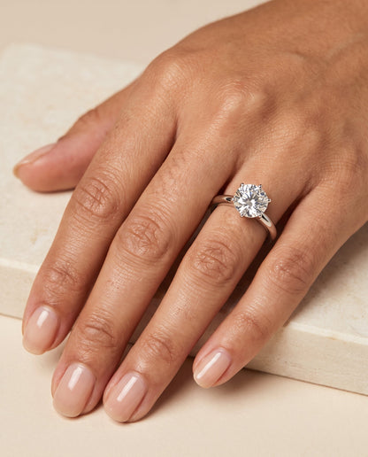 ตัวเรือนแหวนหมั้น Elsa ทรงกลม ฝังหนาม ทองคำขาว 18K จาก RockHer