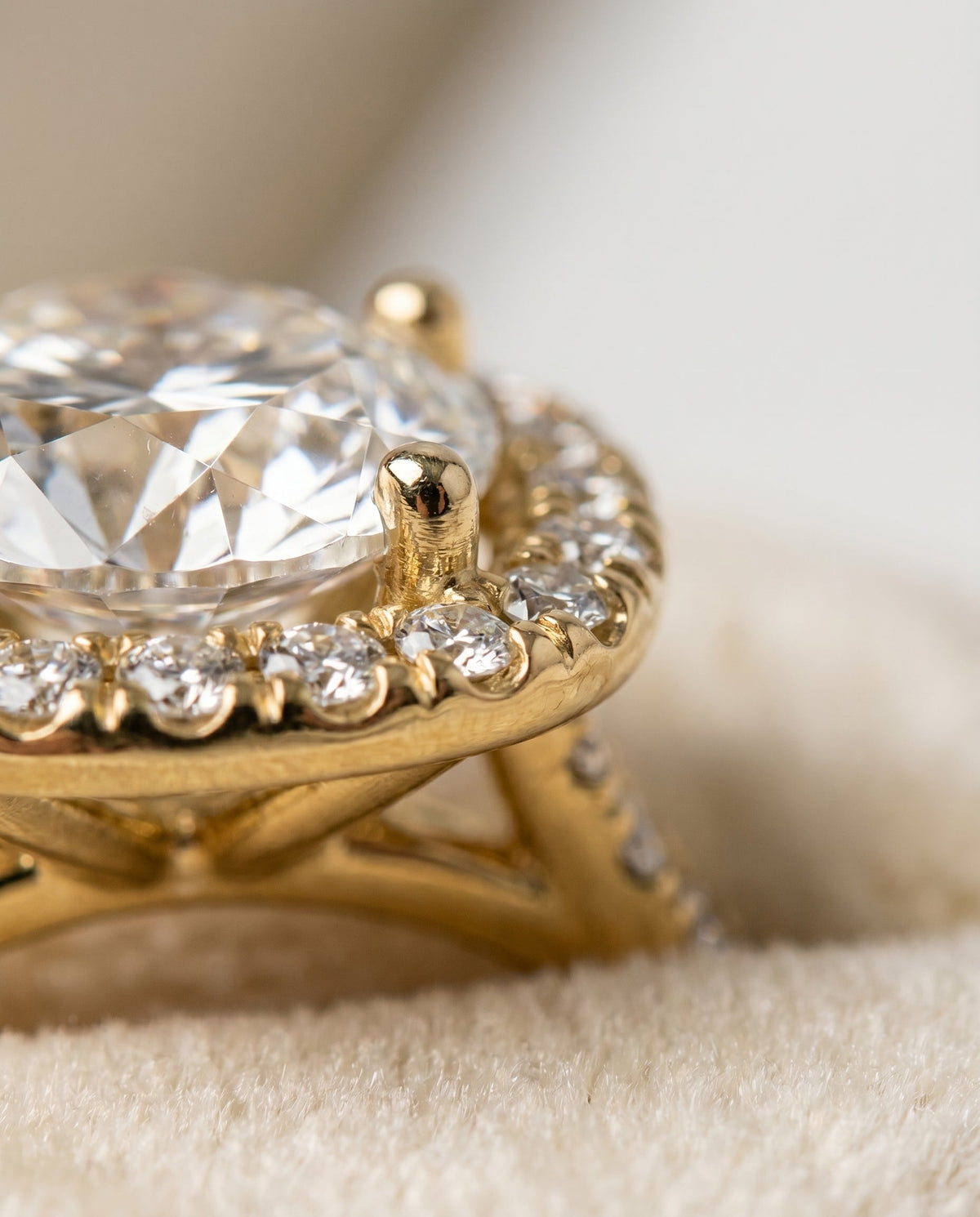 ตัวเรือนแหวนหมั้นเพชร Everly ทรงกลม ฝังปาเว่ ทองคำเหลือง 18K จาก RockHer