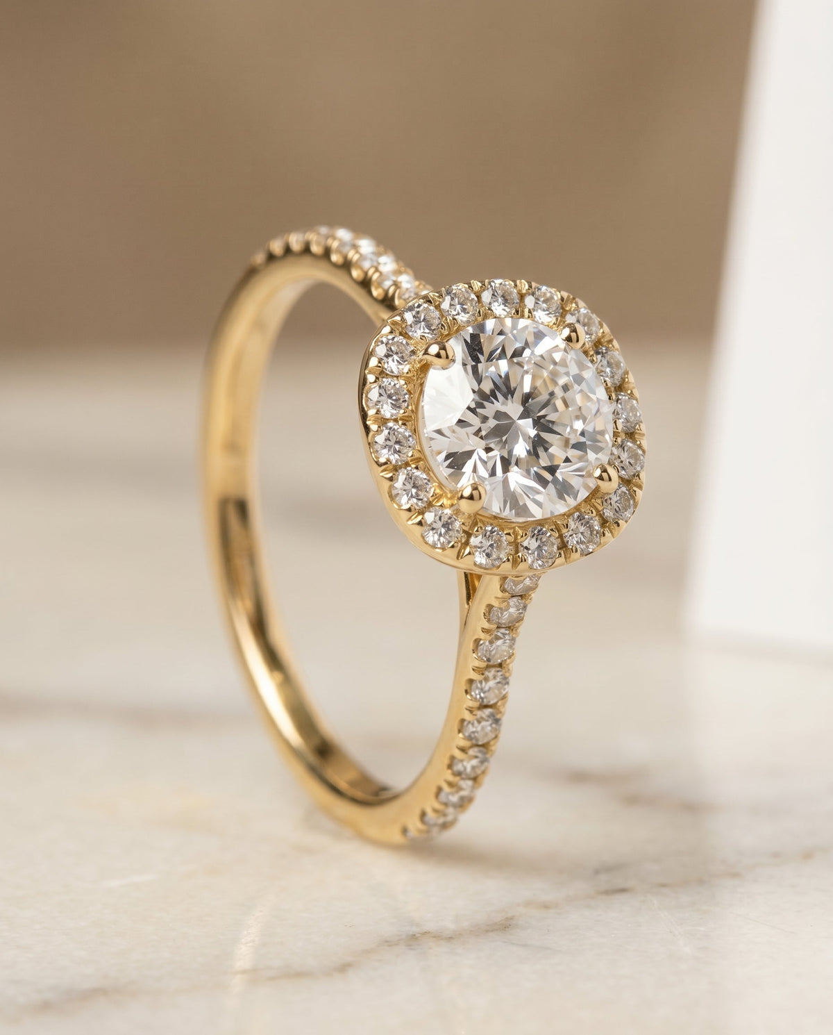 ตัวเรือนแหวนหมั้นเพชร Everly ทรงกลม ฝังปาเว่ ทองคำเหลือง 18K จาก RockHer