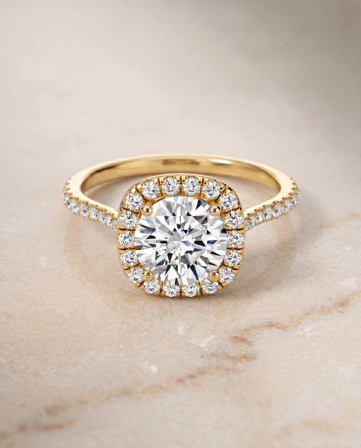 ตัวเรือนแหวนหมั้นเพชร Everly ทรงกลม ฝังปาเว่ ทองคำเหลือง 18K จาก RockHer