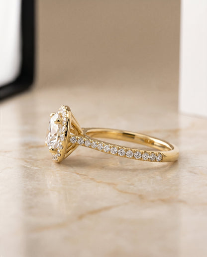 ตัวเรือนแหวนหมั้นเพชร Everly ทรงกลม ฝังปาเว่ ทองคำเหลือง 18K จาก RockHer