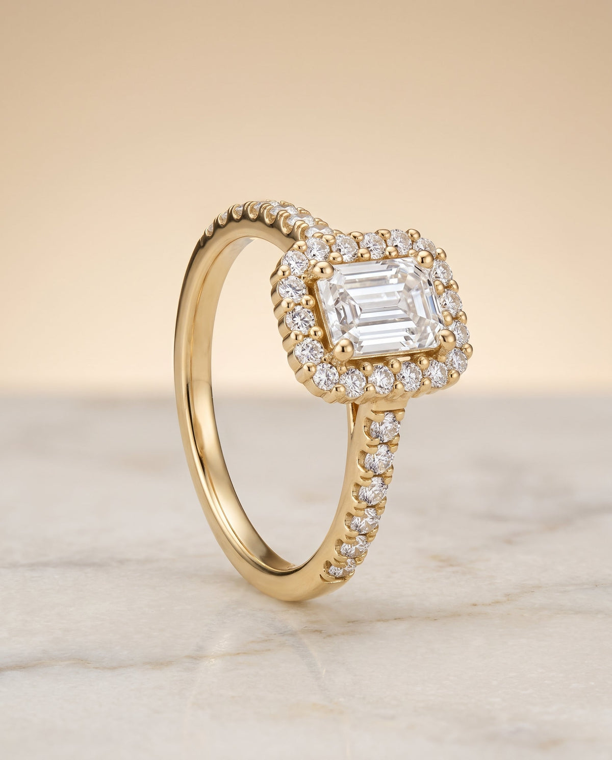 ตัวเรือนแหวนหมั้นเพชร Fiona ทรงมรกต ฝังหนาม ทองคำเหลือง 18K จาก RockHer