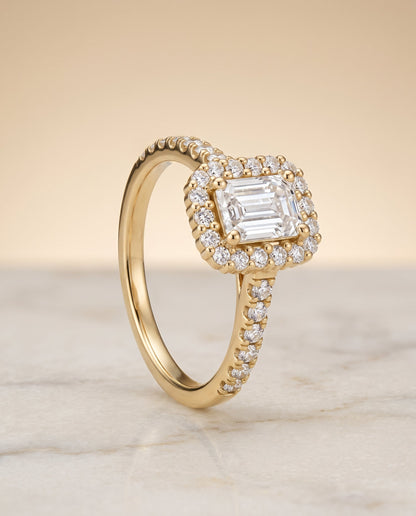ตัวเรือนแหวนหมั้นเพชร Fiona ทรงมรกต ฝังหนาม ทองคำเหลือง 18K จาก RockHer