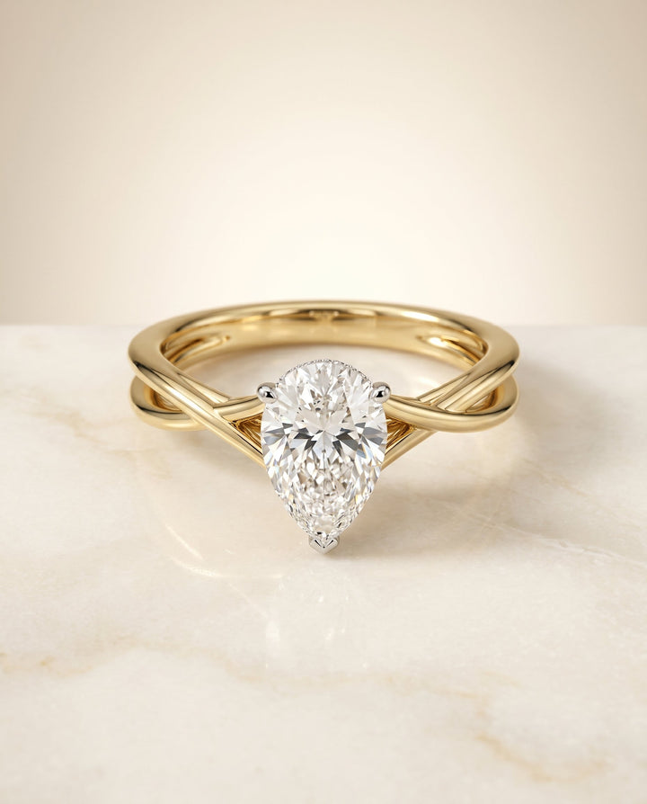 ตัวเรือนแหวนหมั้นเพชร Grace ทรงปริ๊นเซส ทองคำเหลือง 18K จาก RockHer
