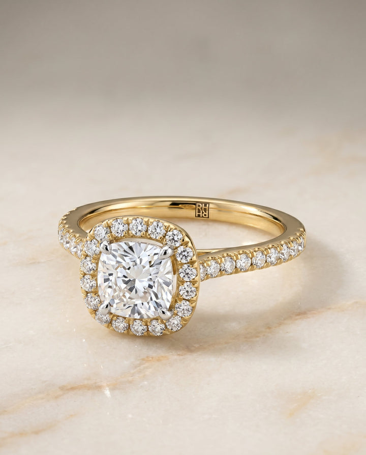 ตัวเรือนแหวนหมั้นเพชร Hymn ทรงคุชชั่น ฝังปาเว่ ทองคำเหลือง 18K จาก RockHer