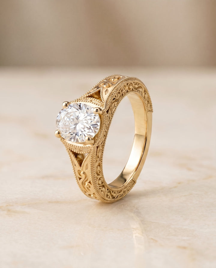 ตัวเรือนแหวนหมั้น Janis Solitaire สำหรับเพชรรูปไข่ ทองคำ 18K