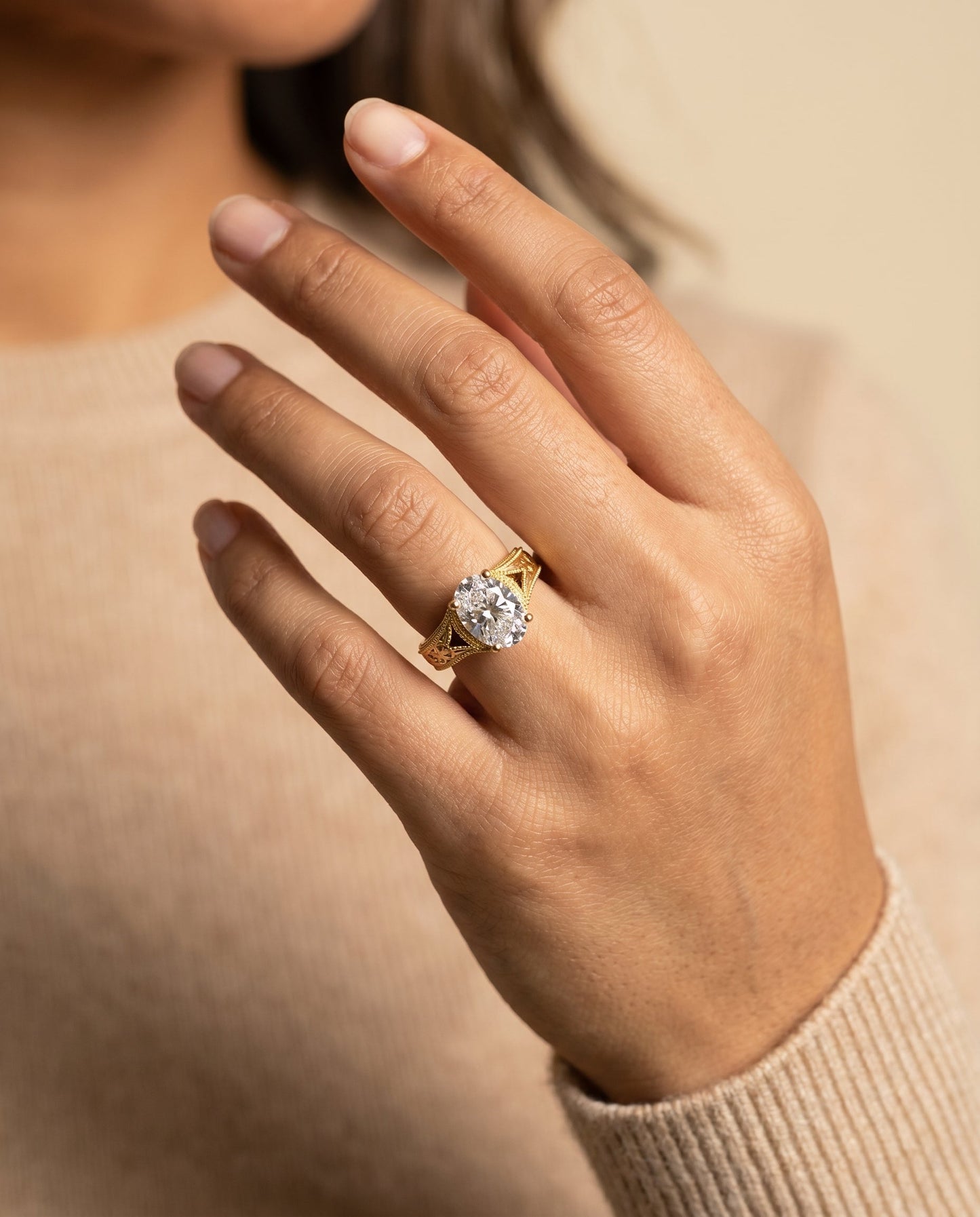 ตัวเรือนแหวนหมั้น Janis Solitaire สำหรับเพชรรูปไข่ ทองคำ 18K