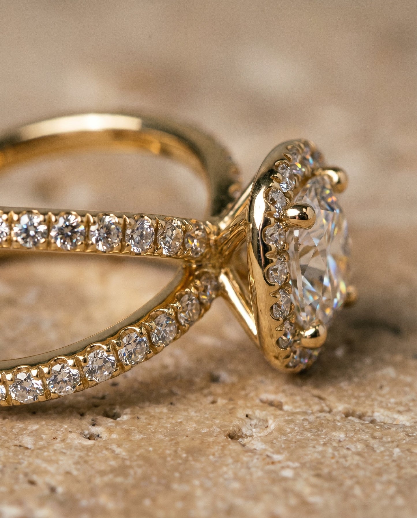 ตัวเรือนแหวนหมั้น Joan Pavé Halo สำหรับเพชรทรง Cushion (คุชชั่น) ในตัวเรือนทองคำ 18K Yellow Gold