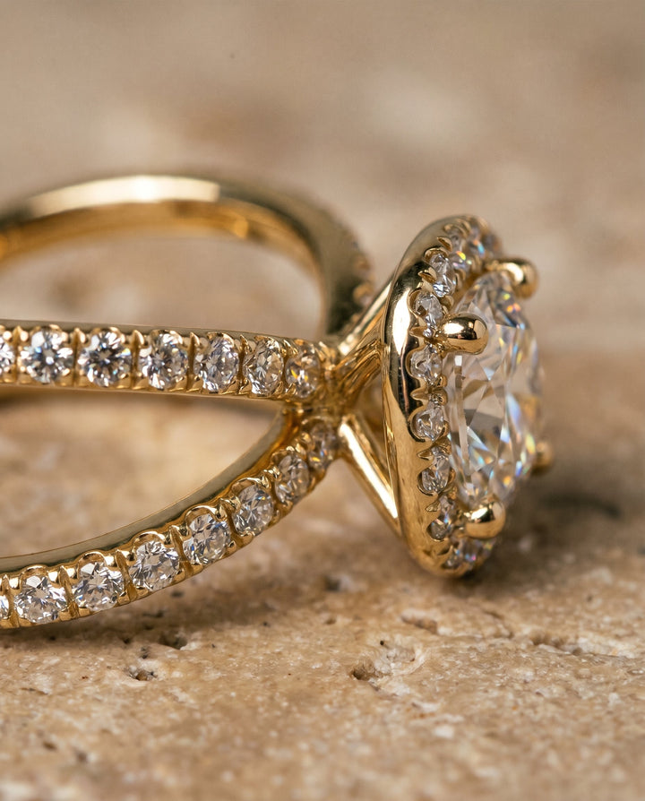 ตัวเรือนแหวนหมั้น Joan Pavé Halo สำหรับเพชรทรง Cushion (คุชชั่น) ในตัวเรือนทองคำ 18K Yellow Gold