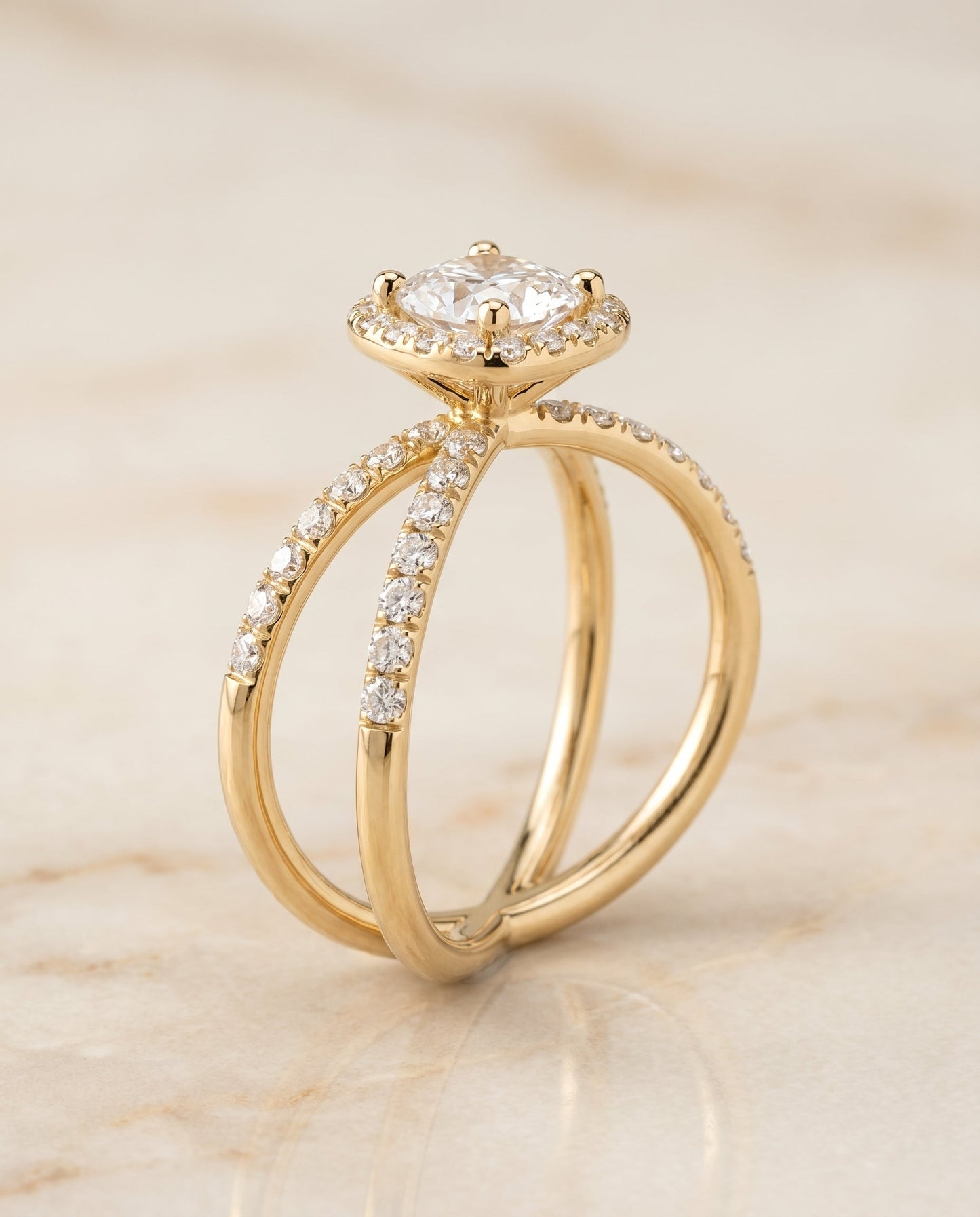 ตัวเรือนแหวนหมั้น Joan Pavé Halo สำหรับเพชรทรง Cushion (คุชชั่น) ในตัวเรือนทองคำ 18K Yellow Gold