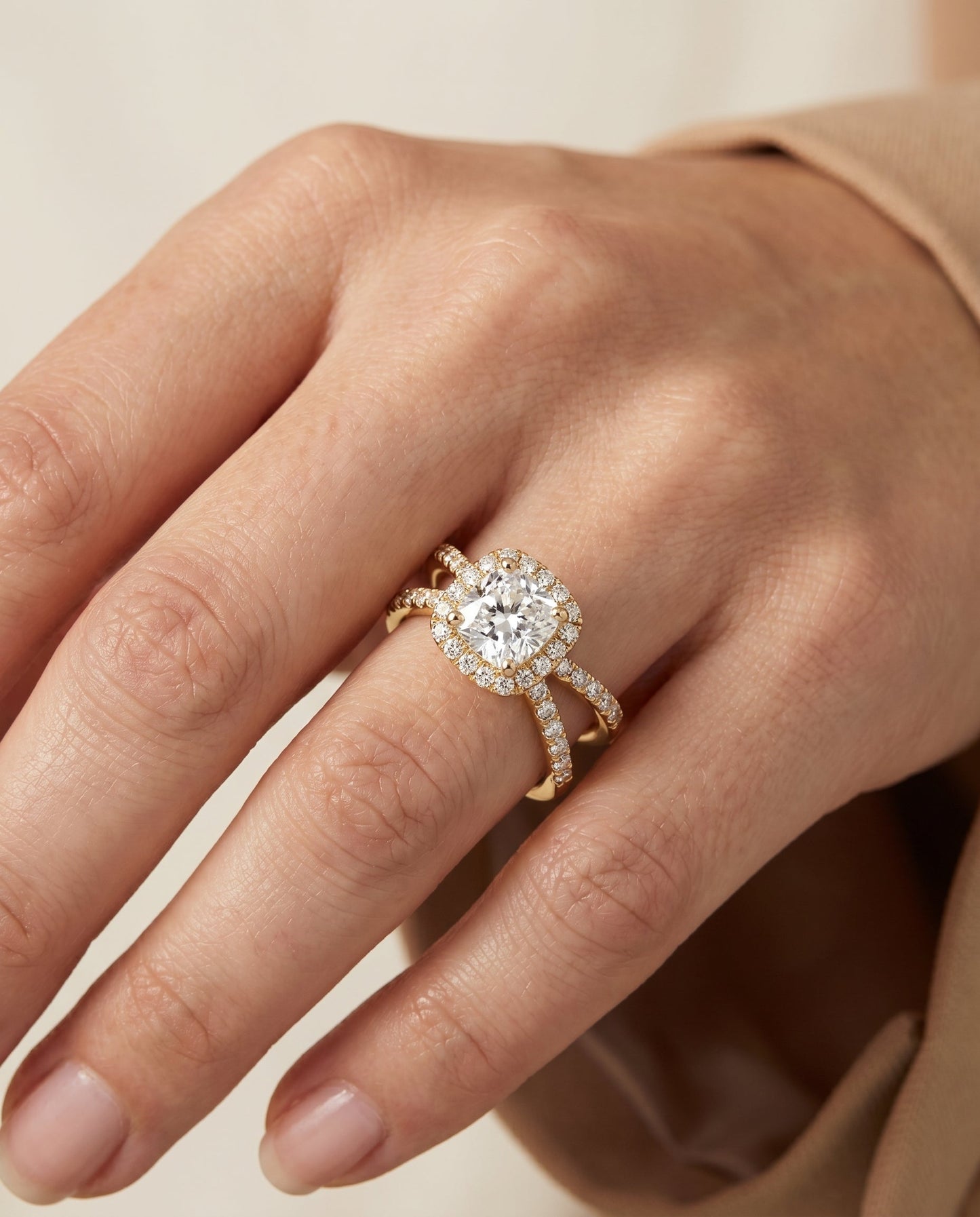ตัวเรือนแหวนหมั้น Joan Pavé Halo สำหรับเพชรทรง Cushion (คุชชั่น) ในตัวเรือนทองคำ 18K Yellow Gold