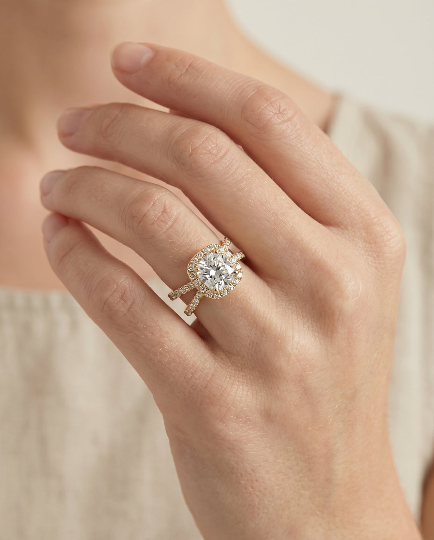 ตัวเรือนแหวนหมั้น Joan Pavé Halo สำหรับเพชรทรง Cushion (คุชชั่น) ในตัวเรือนทองคำ 18K Yellow Gold
