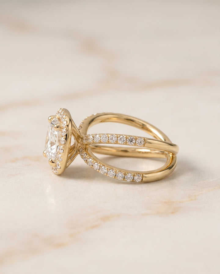 ตัวเรือนแหวนหมั้น Joan Pavé Halo สำหรับเพชรทรง Cushion (คุชชั่น) ในตัวเรือนทองคำ 18K Yellow Gold