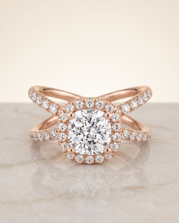 ตัวเรือนแหวนหมั้นเพชร Joan ทรงคุชชั่น ฝังปาเว่ ทองคำชมพู 14K จาก RockHer