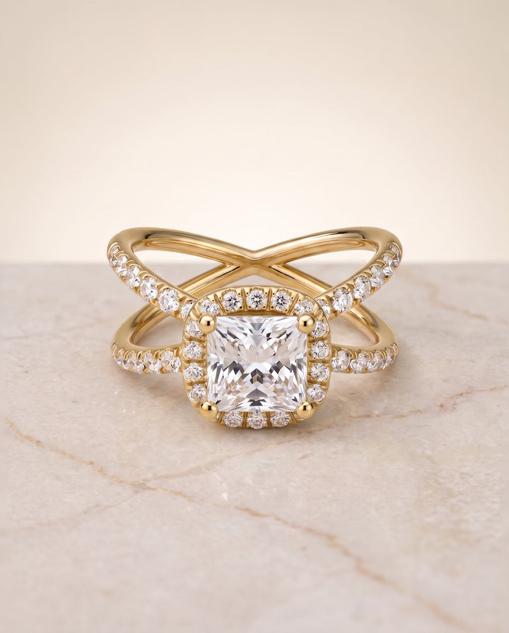 ตัวเรือนแหวนหมั้นเพชร Joan ทรงปริ๊นเซส ฝังปาเว่ ทองคำเหลือง 18K จาก RockHer