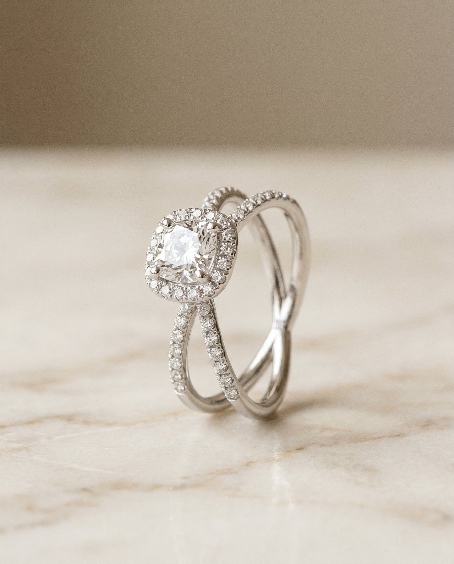 ตัวเรือนแหวนหมั้นประดับเพชร Joan Pavé Halo สำหรับเพชรทรงคุชชั่นในแพลทินัม