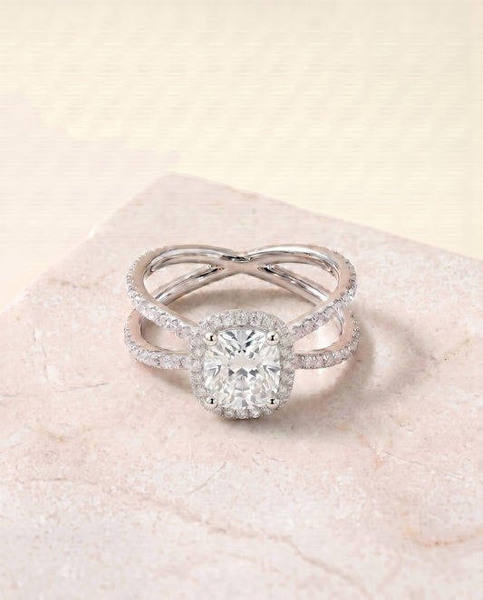 ตัวเรือนแหวนหมั้น Joan Pavé Halo สำหรับเพชรทรง Cushion ทองคำขาว 18K
