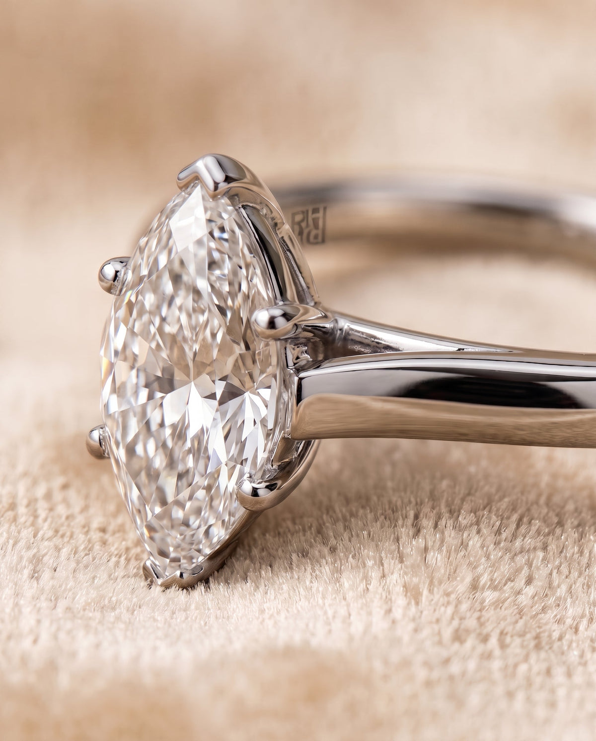 ตัวเรือนแหวนหมั้น Juliette ทรงมาคี ฝังหนาม ทองคำขาว 18K จาก RockHer