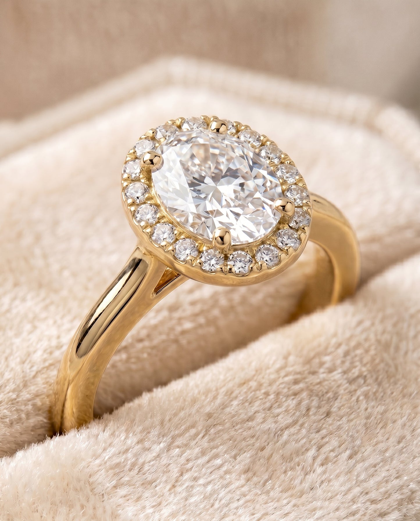 ตัวเรือนแหวนหมั้น Kate Pavé Halo สำหรับเพชรรูปไข่ ทองคำ 18K