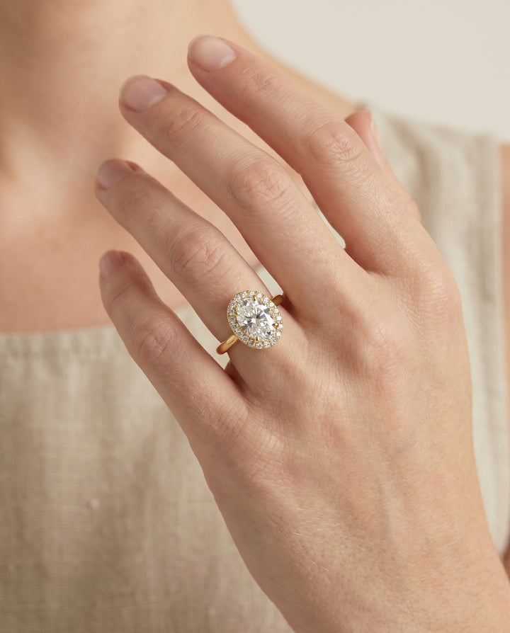 ตัวเรือนแหวนหมั้น Kate Pavé Halo สำหรับเพชรรูปไข่ ทองคำ 18K