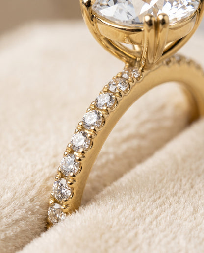 ตัวเรือนแหวนหมั้นเพชร Kelly ทรงกลม ฝังหนาม ทองคำเหลือง 18K จาก RockHer