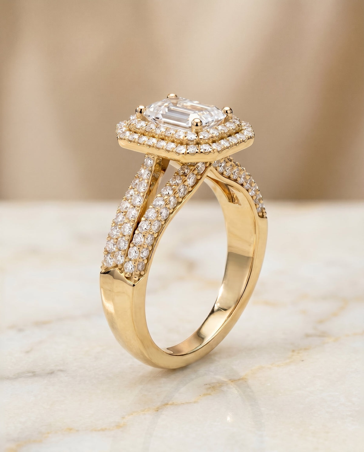 ตัวเรือนแหวนหมั้นเพชร Mariah ทรงมรกต ฝังปาเว่ ทองคำเหลือง 18K จาก RockHer