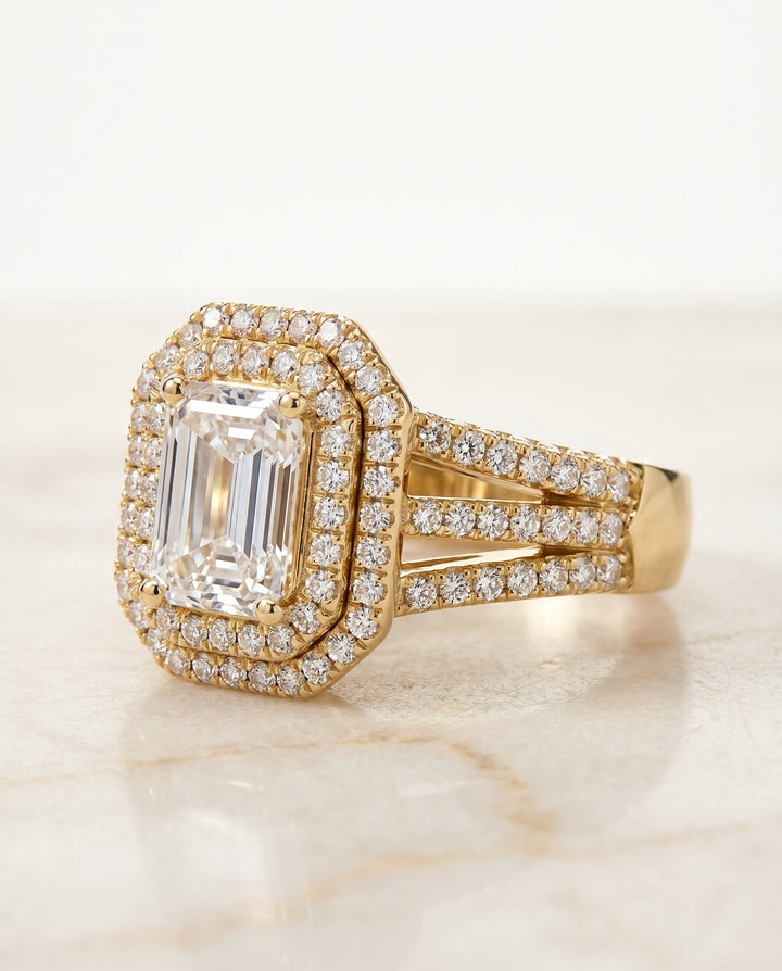 ตัวเรือนแหวนหมั้นเพชร Mariah ทรงมรกต ฝังปาเว่ ทองคำเหลือง 18K จาก RockHer