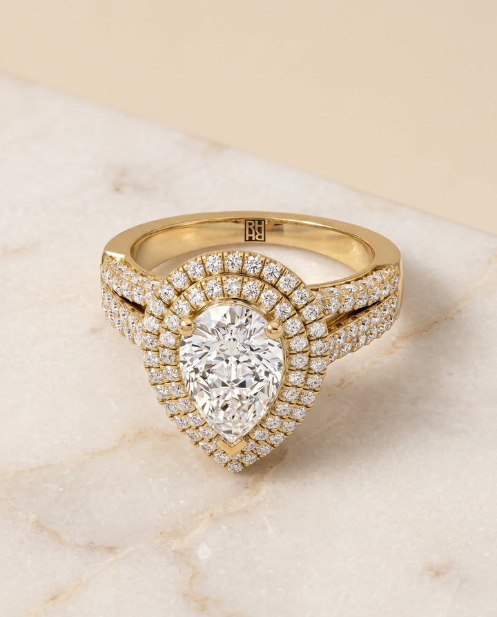 ตัวเรือนแหวนหมั้นเพชร Mariah ทรงหยดน้ำ ฝังปาเว่ ทองคำเหลือง 18K จาก RockHer