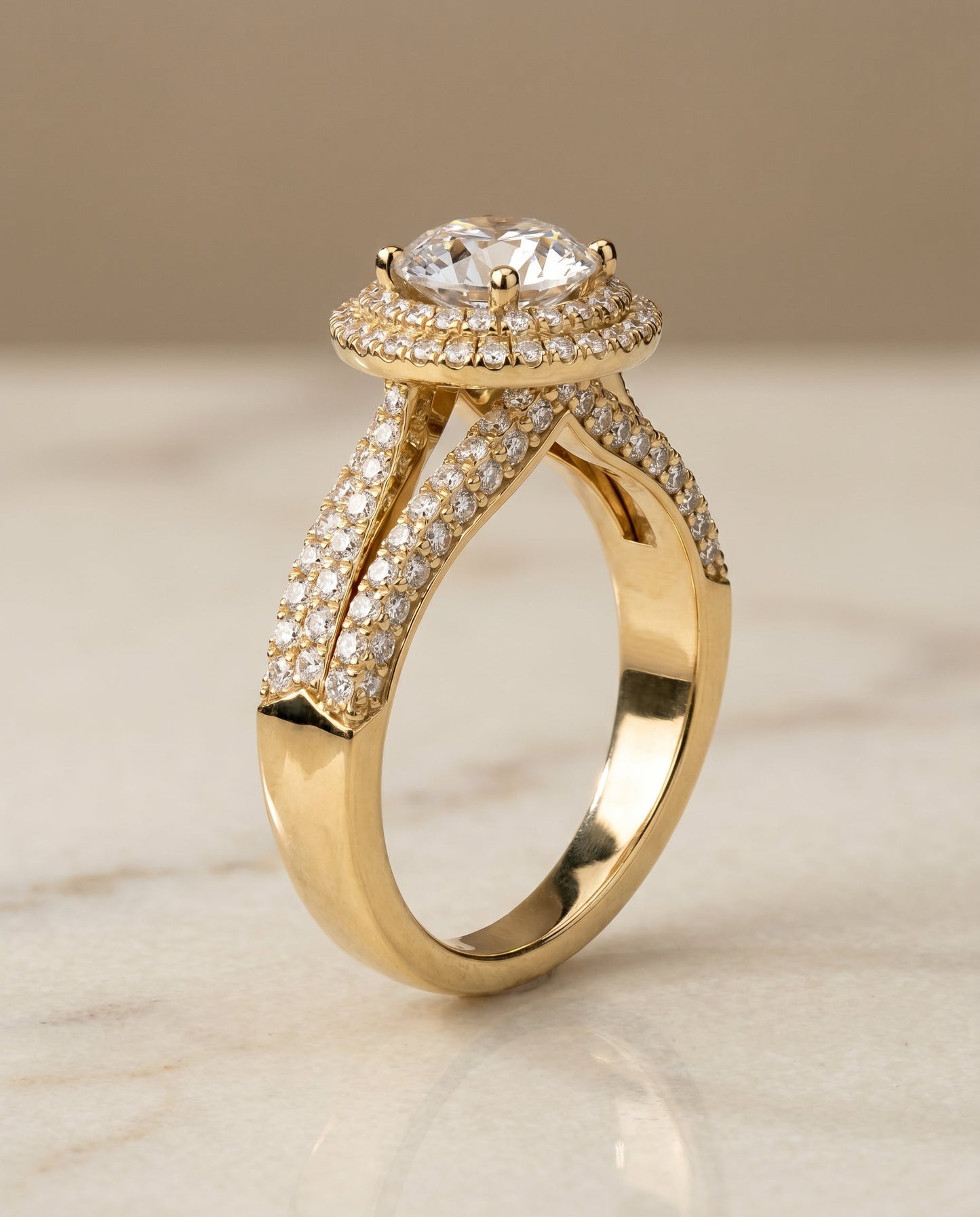 ตัวเรือนแหวนหมั้น Mariah Pavé Halo สำหรับเพชรทรงกลม ตัวเรือนทองคำ 18K