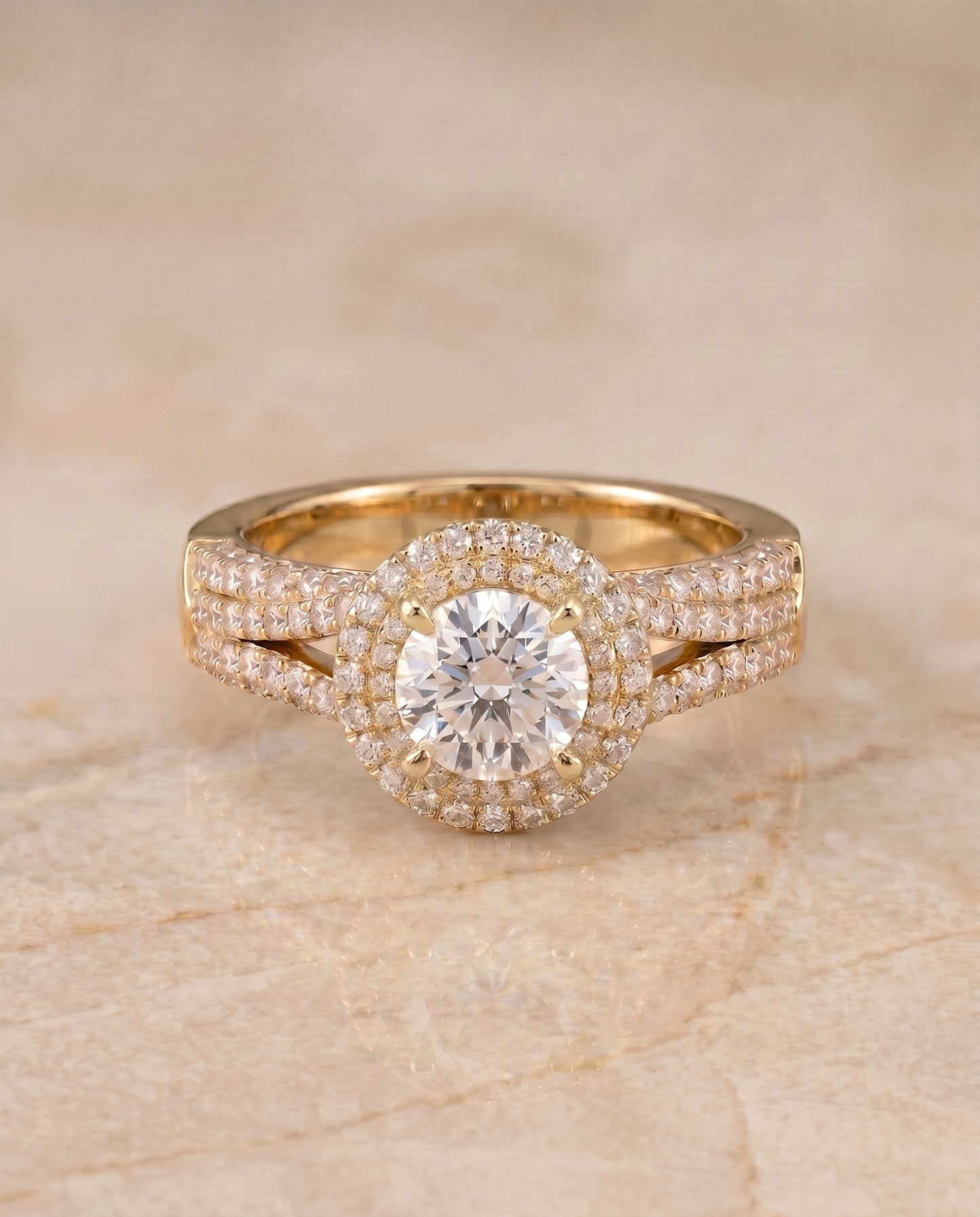 ตัวเรือนแหวนหมั้น Mariah Pavé Halo สำหรับเพชรทรงกลม ตัวเรือนทองคำ 18K
