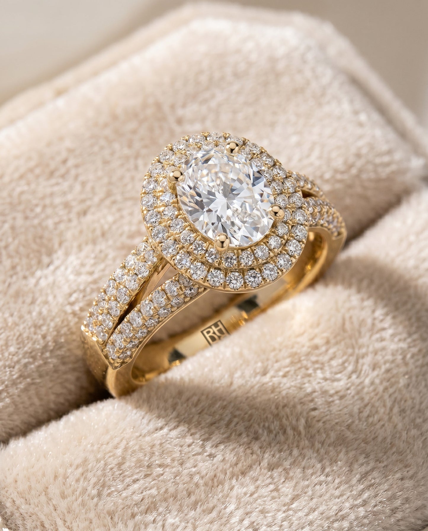 ตัวเรือนแหวนหมั้น Mariah Pavé Halo สำหรับเพชรทรงไข่ ทองคำ 18K Yellow Gold