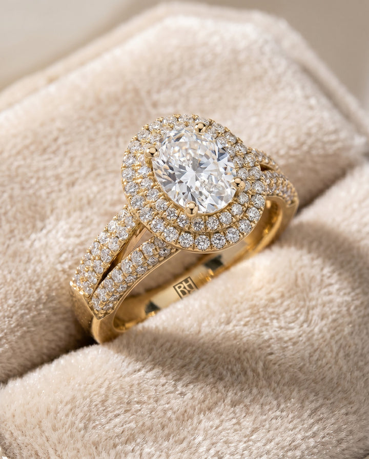 ตัวเรือนแหวนหมั้น Mariah Pavé Halo สำหรับเพชรทรงไข่ ทองคำ 18K Yellow Gold