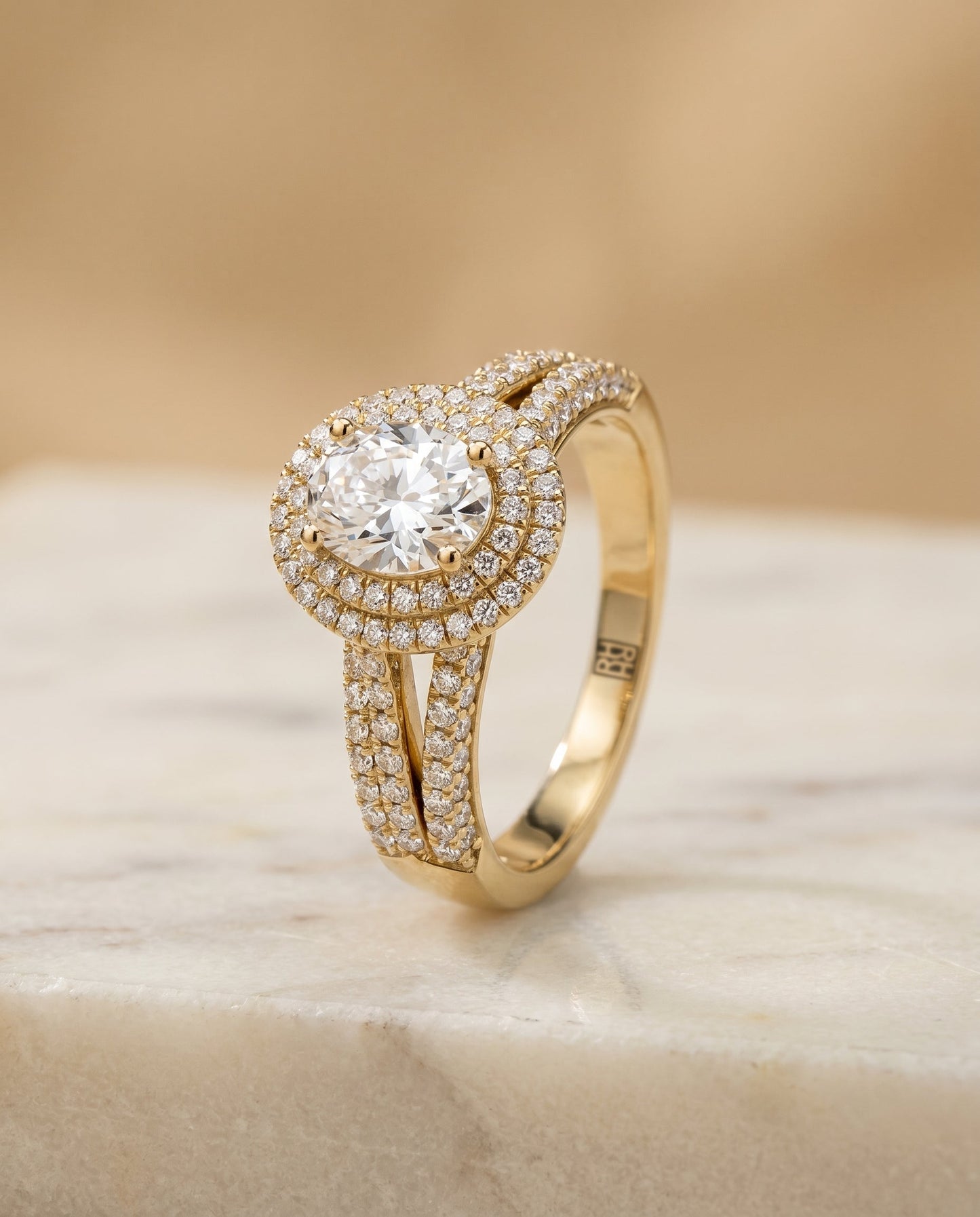 ตัวเรือนแหวนหมั้น Mariah Pavé Halo สำหรับเพชรทรงไข่ ทองคำ 18K Yellow Gold