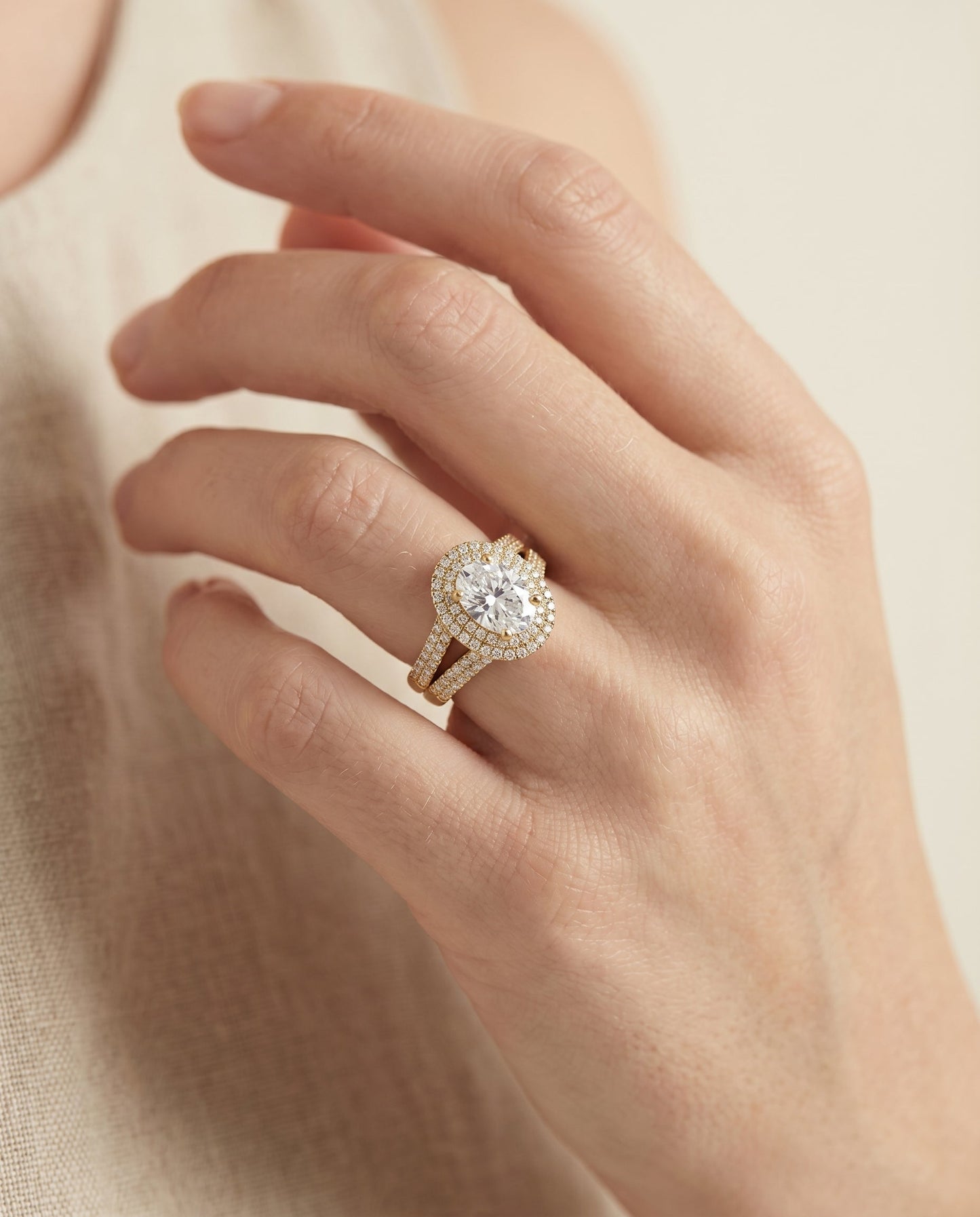 ตัวเรือนแหวนหมั้น Mariah Pavé Halo สำหรับเพชรทรงไข่ ทองคำ 18K Yellow Gold