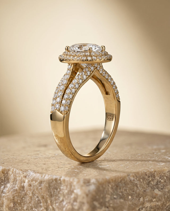 ตัวเรือนแหวนหมั้น Mariah Pavé Halo สำหรับเพชรทรงไข่ ทองคำ 18K Yellow Gold