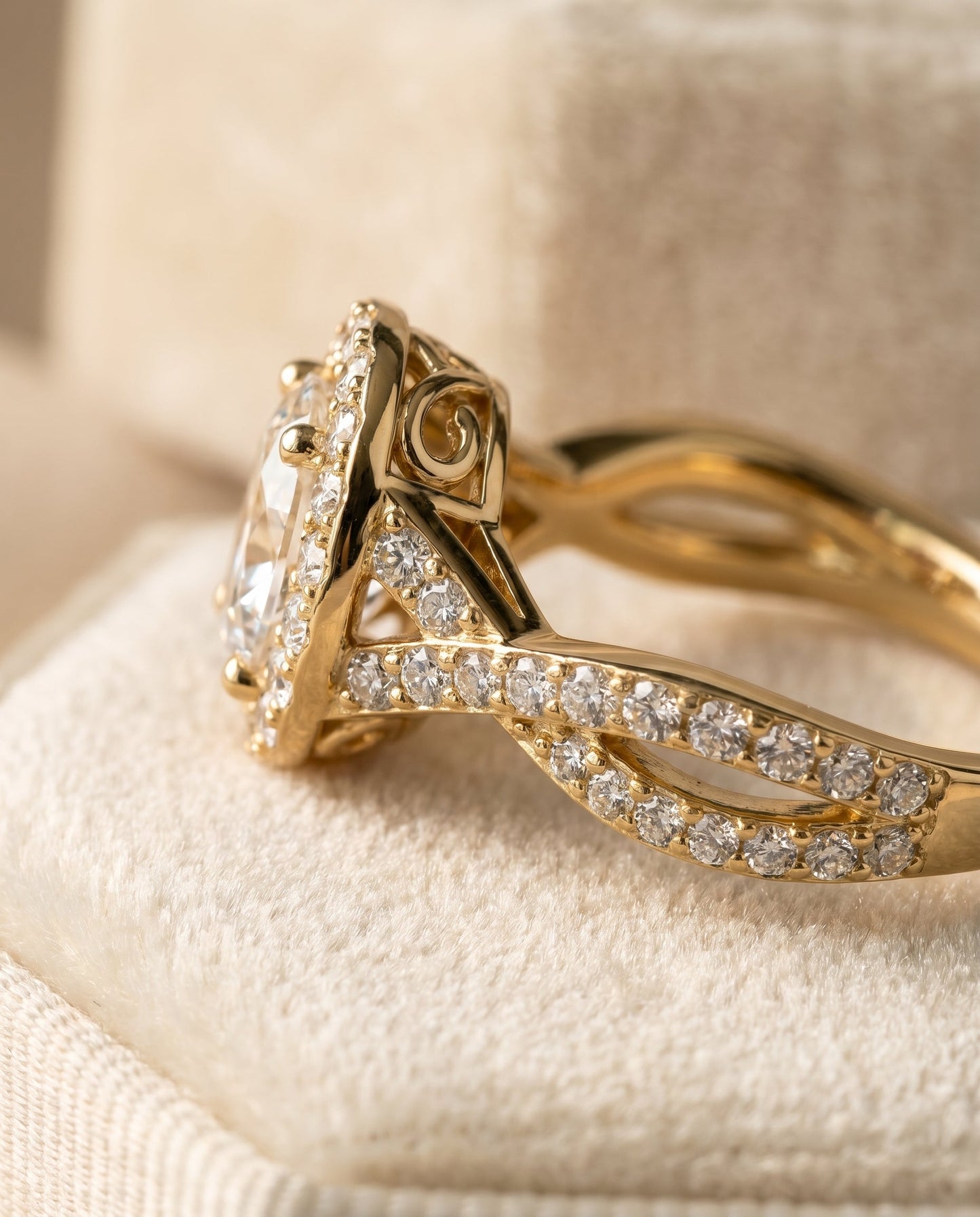 ตัวเรือนแหวนหมั้น Melody Twisted Pavé Halo สำหรับเพชรรูปไข่ ทองคำ 18K Yellow Gold