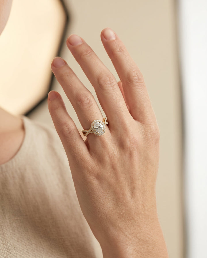 ตัวเรือนแหวนหมั้น Melody Twisted Pavé Halo สำหรับเพชรรูปไข่ ทองคำ 18K Yellow Gold